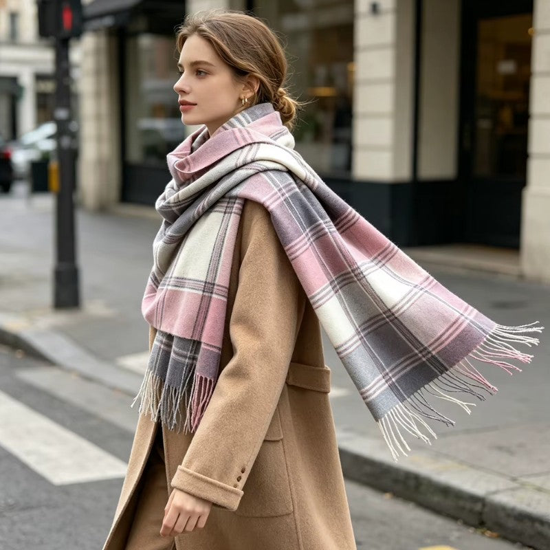 Femme portant l'écharpe plaid écossais rose et gris dans la rue avec un manteau camel
