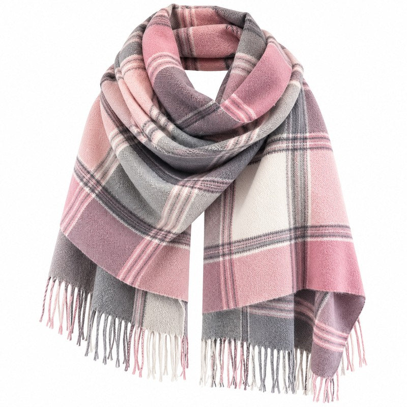 Écharpe plaid écossais rose et gris à carreaux, nouée avec franges sur fond blanc