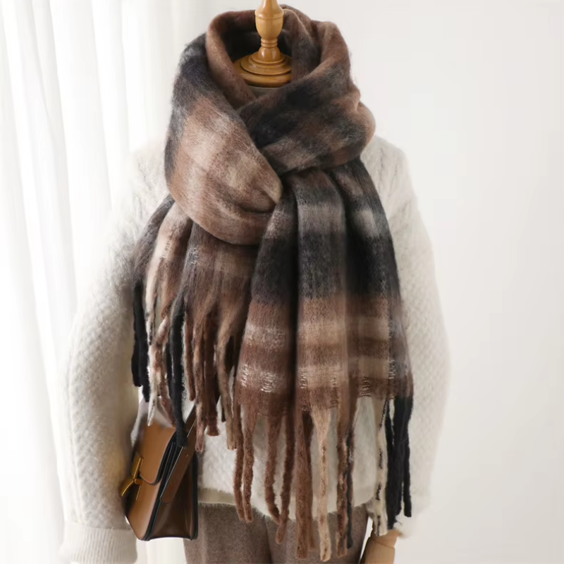 Echarpe Plaid Tartan Brun et Noir portée