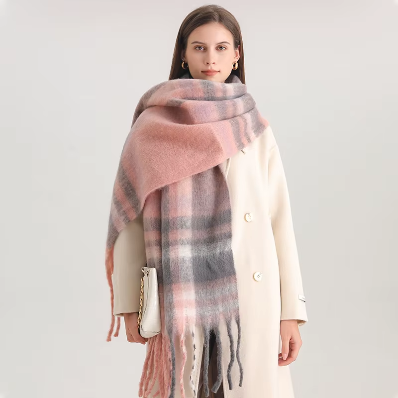Echarpe Plaid Tartan Rose Poudré et Gris Foncé portée