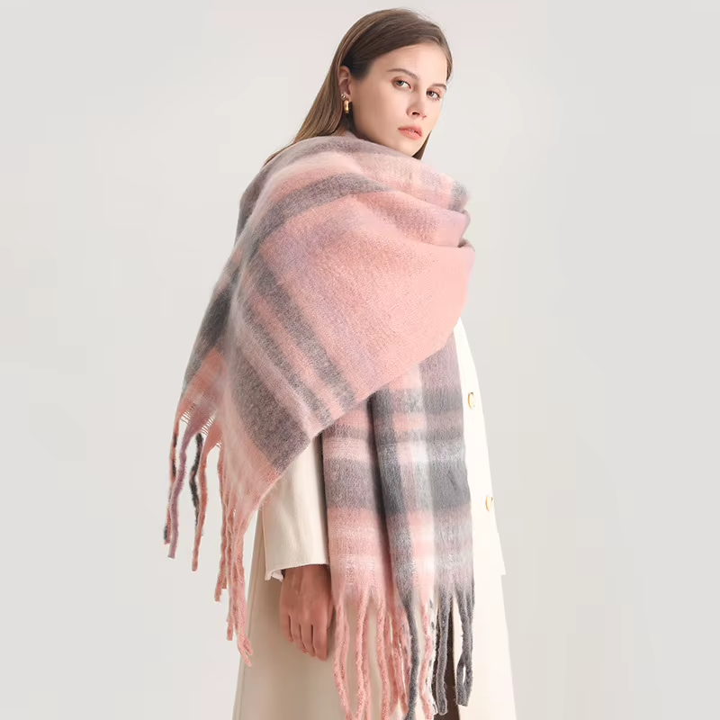 Echarpe Plaid Tartan Rose Poudré et Gris Foncé portée