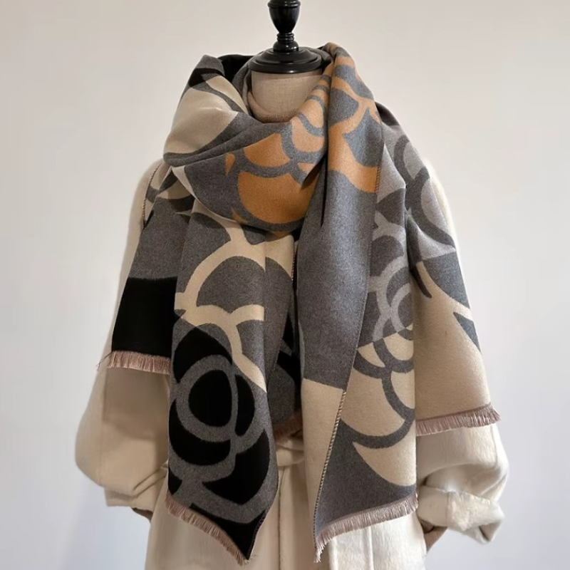Etole à Motif Camélia Géométrique Beige et Orange portée