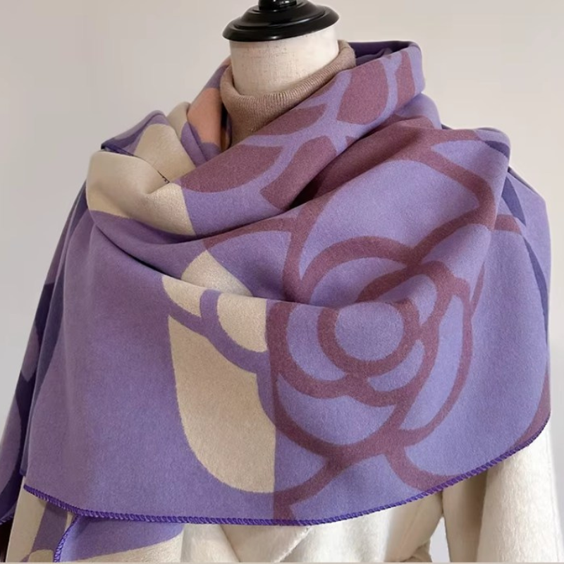 Etole à Motif Camélia Géométrique Lavande et Beige portée