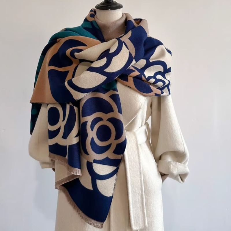 Etole à Motif Camélia Géométrique Marine et Beige portée