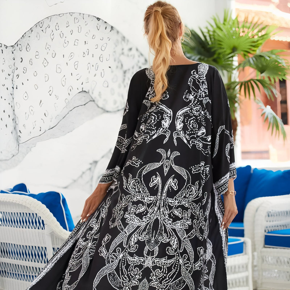 Kimono de Plage Grande Taille Imprimé Eté portée de dos - Paisley Coloré - Feuilles vertes - Beige - Multicouleurs - Bleu Azur - Turquoise - Aigle Sauvage - Noir - Formes géométriques - Rouge et Bleu - Fuchsia Tie Dye