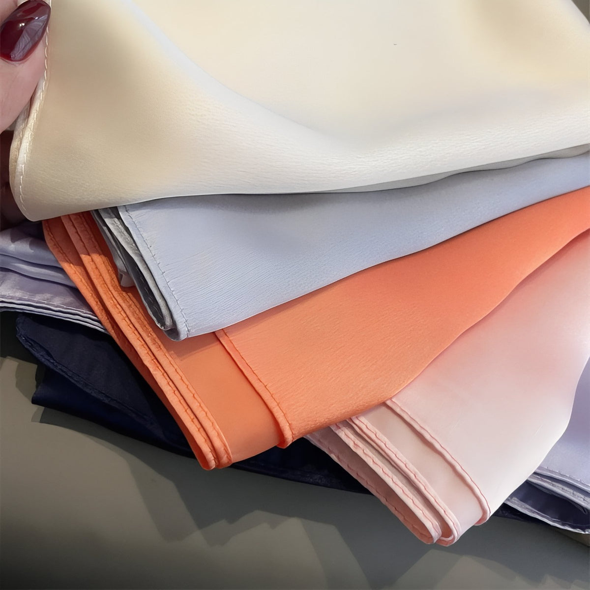 Etole Mousseline Mariage cinq couleurs empilées - Beige Crème - Blanc Satiné - Bleu Pâle - Gris Foncé - Bleu Céleste - Gris Clair - Bleu Doux - Corail Doux - Vert Pâle - Noir Satiné