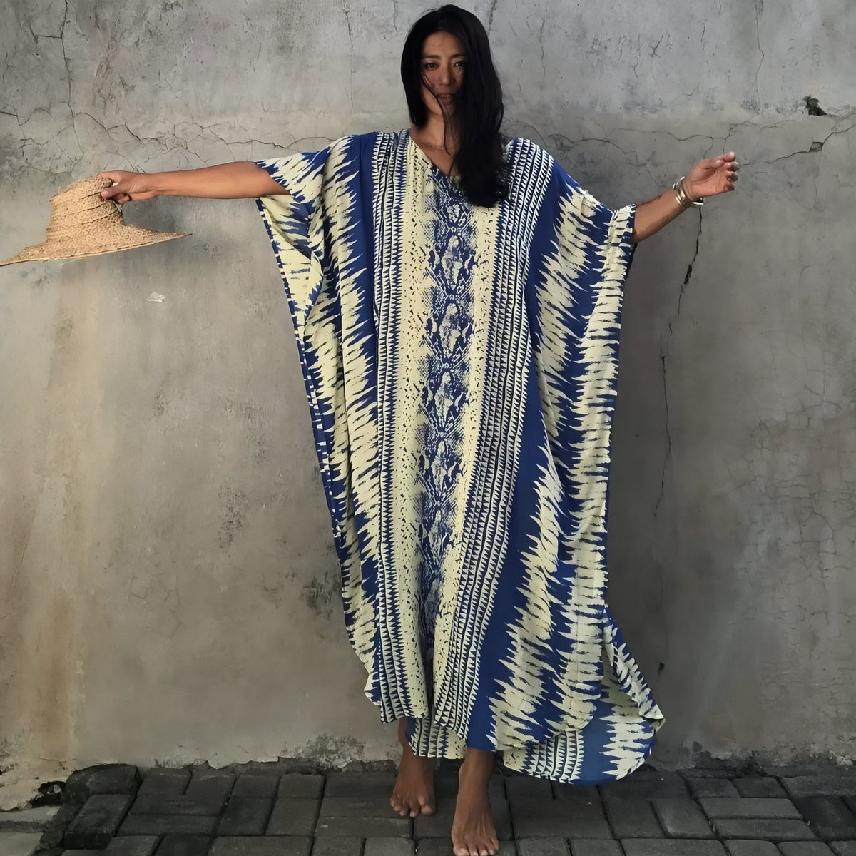 Robe de Plage Tie and Dye portée avec chapeau - Noir - Rouge - Bleu Marine - Beige
