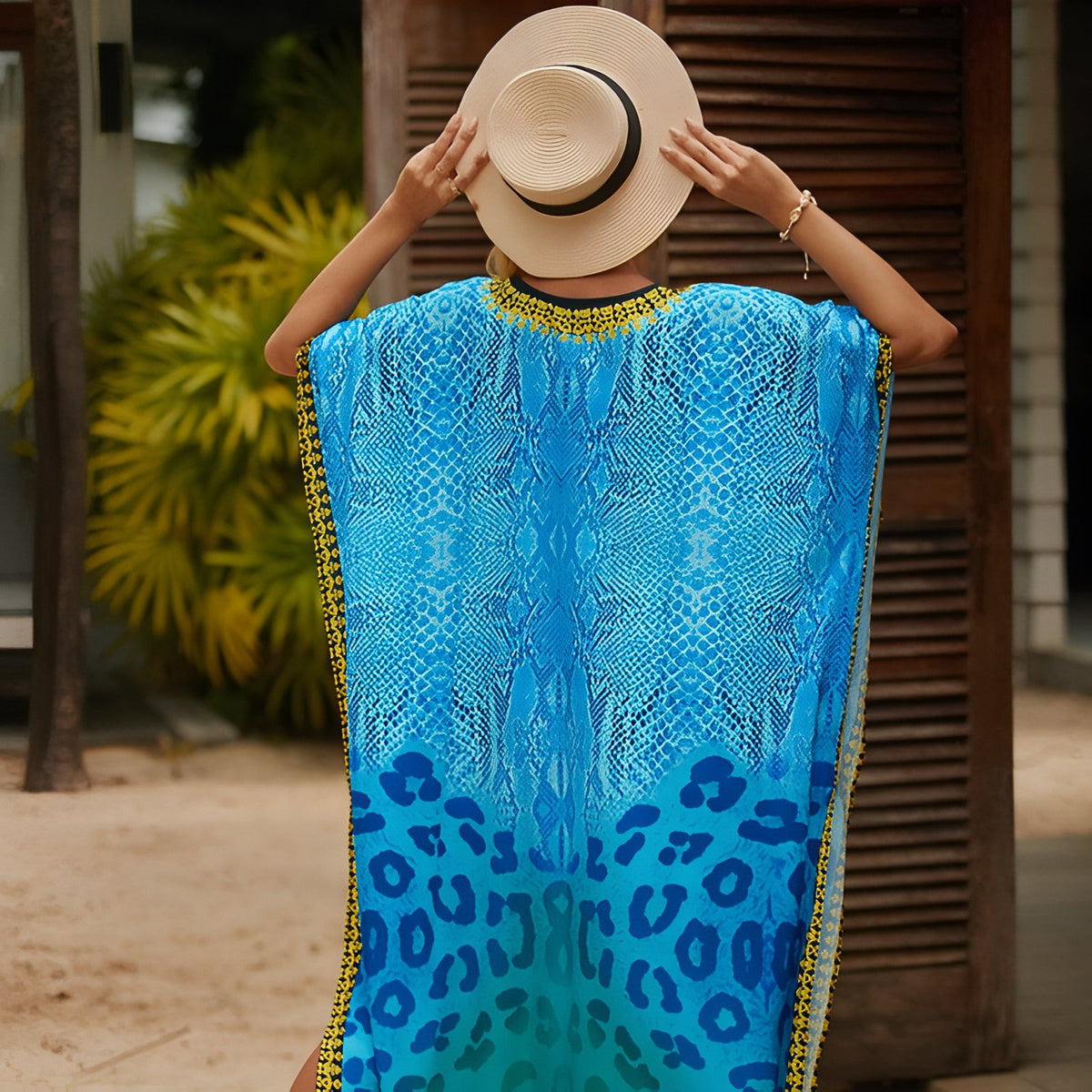 Robe Caftan Africain Imprimé Coloré portée avec chapeau - Rose et Bleu - Guépard - Rouge et Orange - Paon Bleu - Turquoise - Tie Dye - Graphisme - Paon Vert - Léopard Bleu - Léopard Beige