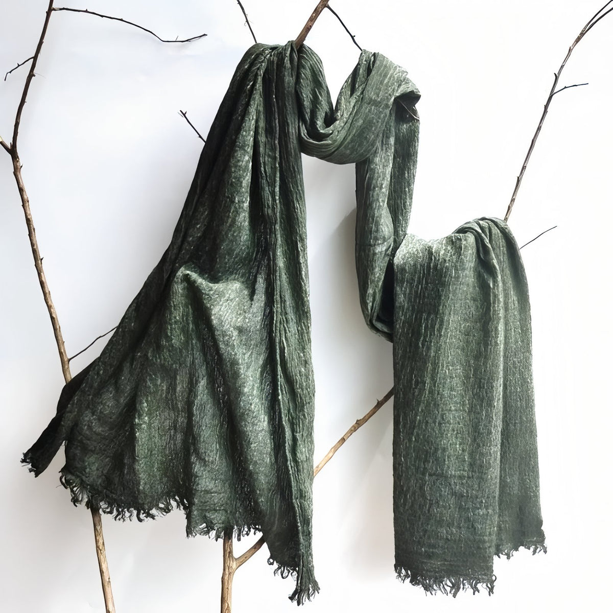 Echarpe Chèche Touareg mise en scène sur branches - Terracotta - Gris - Rouge - Gris Sauge - Vert - Mauve Poudré - Taupe - Bleu Marine - Marron