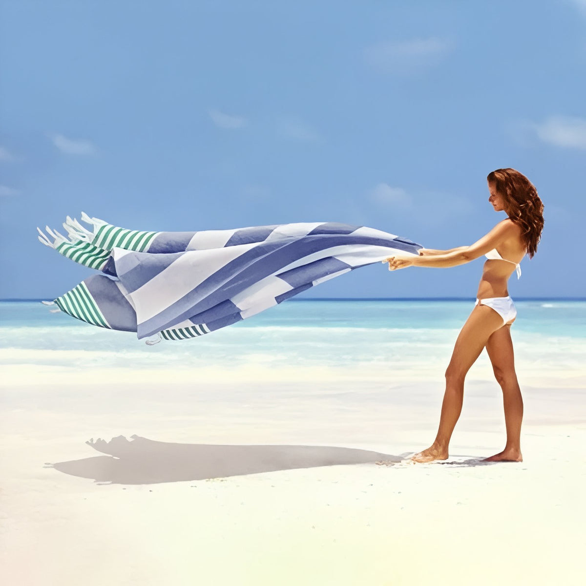 Fouta de Plage Rayé Tricolore à Franges mise en scène plage - Bleu - Jaune - Rose