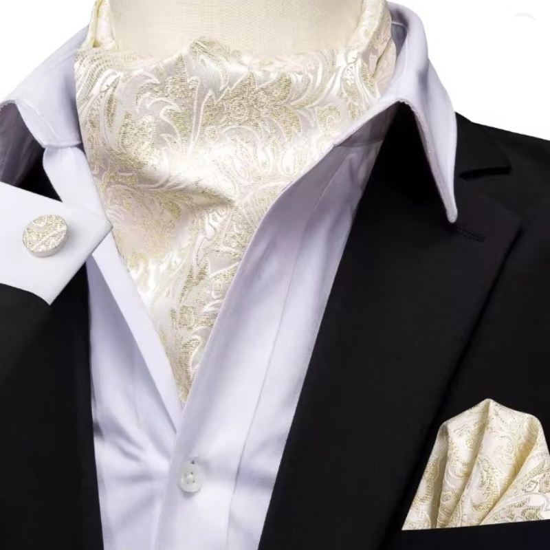 Foulard Ascot Homme en Soie Ivoire porté avec costume