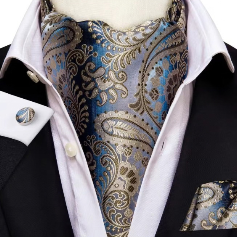 Foulard Cravate Homme en Soie bleu et doré à motif paisley porté avec costume