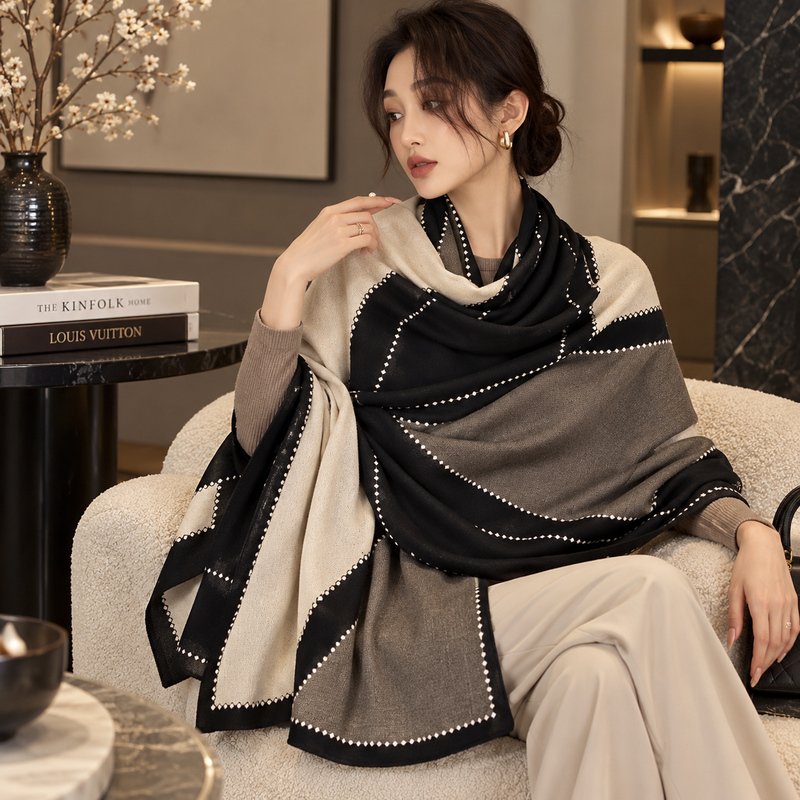 Grande Echarpe Châle Femme Beige et Noir portée en intérieur