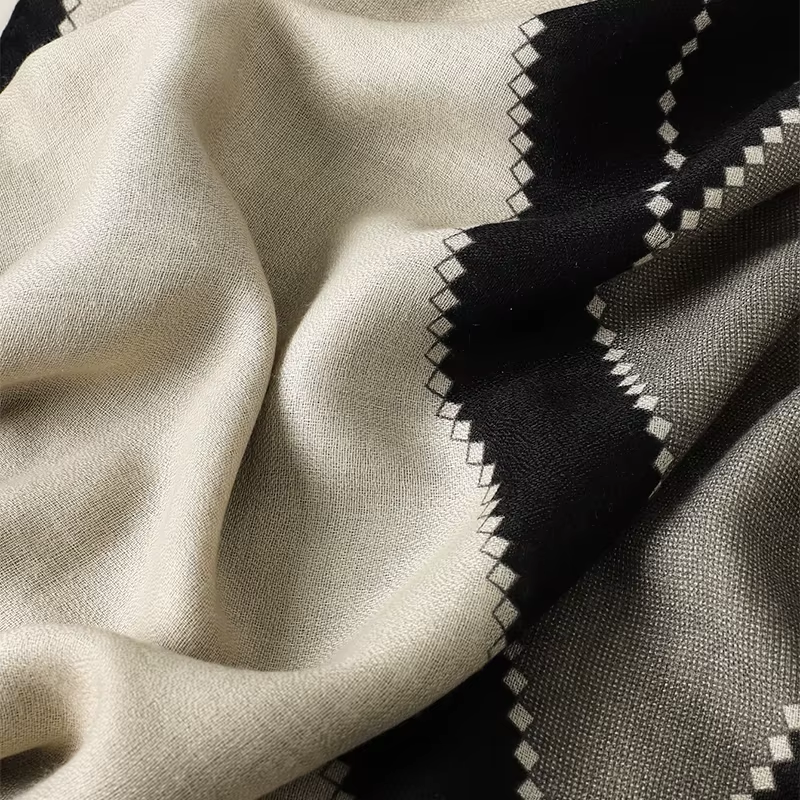 Grande Echarpe Châle Femme Beige et Noir - détail de la matière